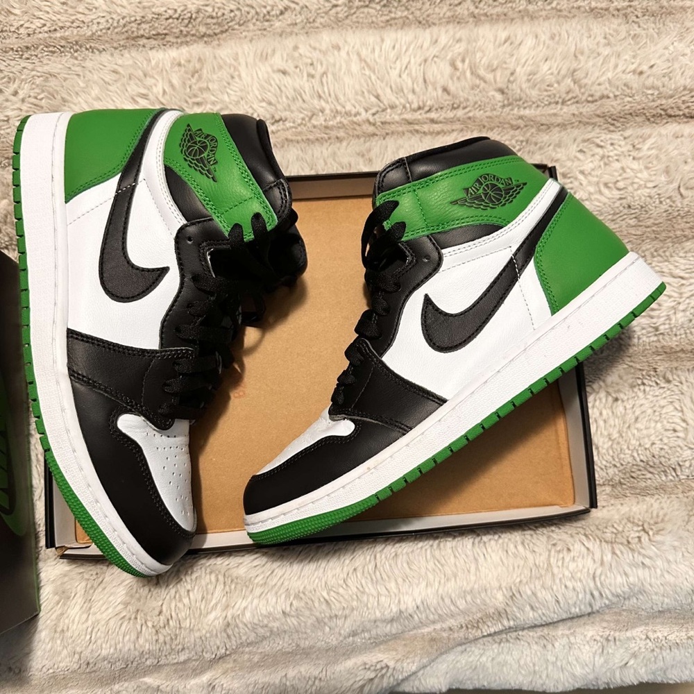 Jordan1 retro high OG color green,black,white